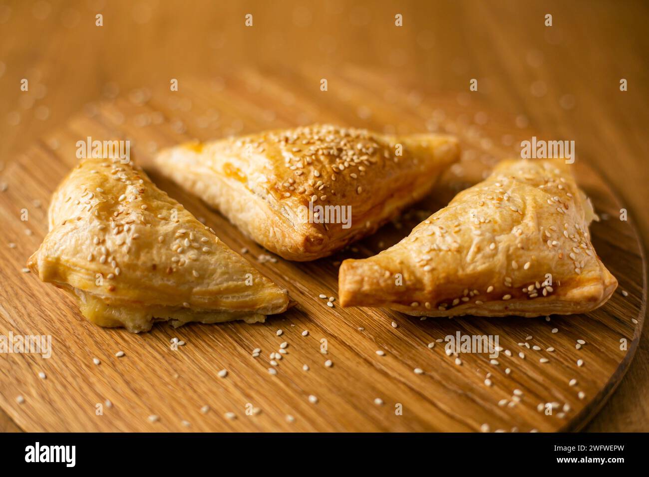 Blätterteigdreiecke hausgemachte asiatische Gebäck-Samosa auf hölzernem Hintergrund. Draufsicht Stockfoto