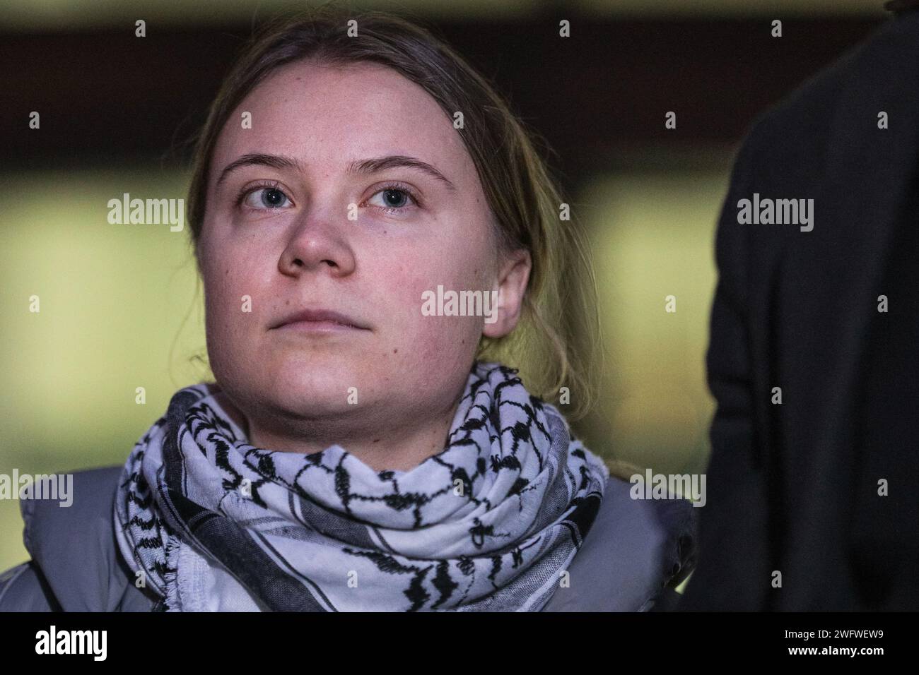 London, Großbritannien. Februar 2024. Greta Thunberg, Umweltaktivistin, gibt eine Erklärung vor der Presse ab, nachdem sie das erste eines zweitägigen Prozesses vor dem Westminster Magistrates Court erwartet hatte. Der Aktivist wurde während der Proteste in Londonin im Oktober 2023 verhaftet. Quelle: Imageplotter/Alamy Live News Stockfoto