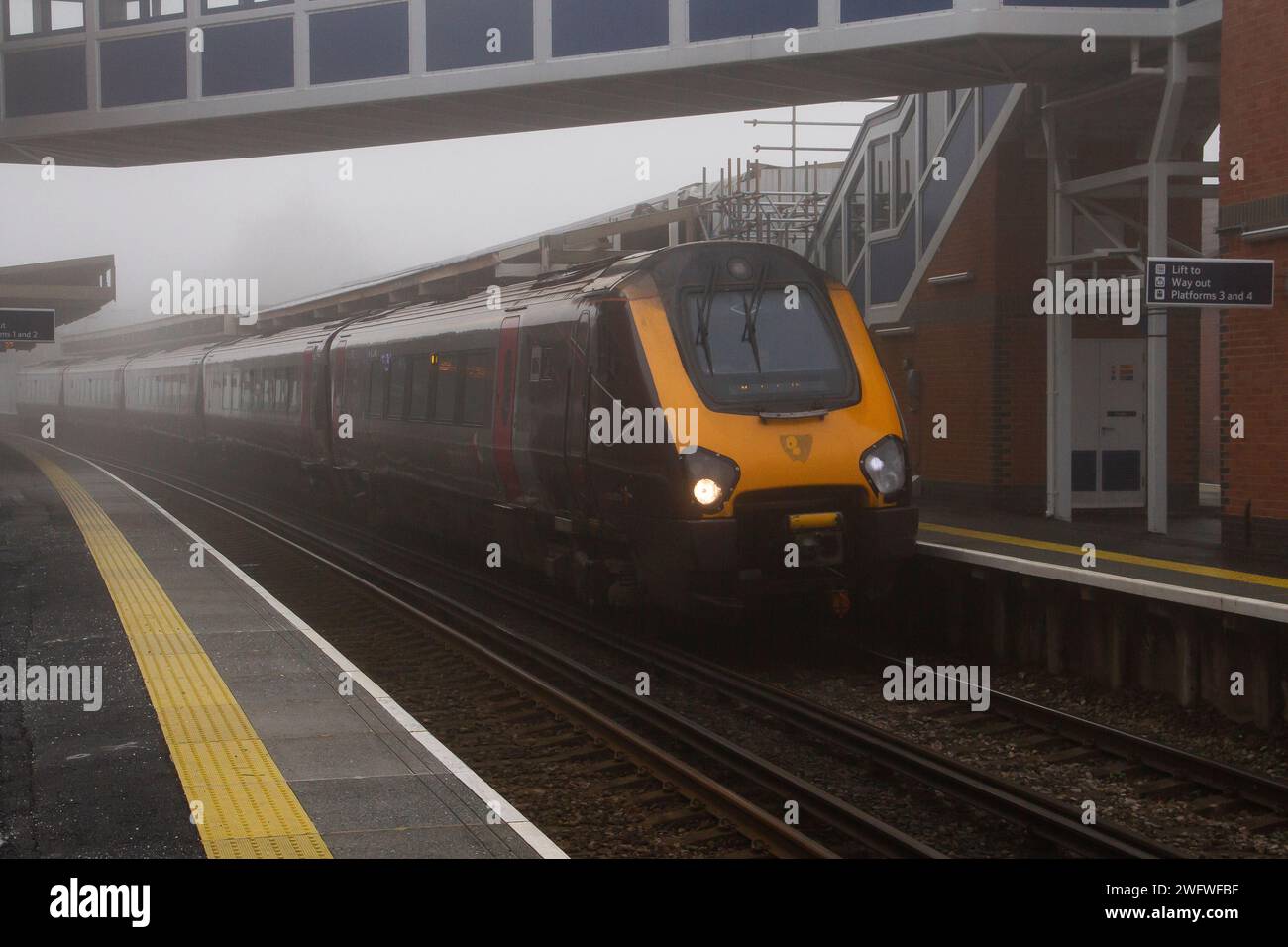 Ein nebeliger Tag im New Forest am Bahnhof Brockenhurst Stockfoto