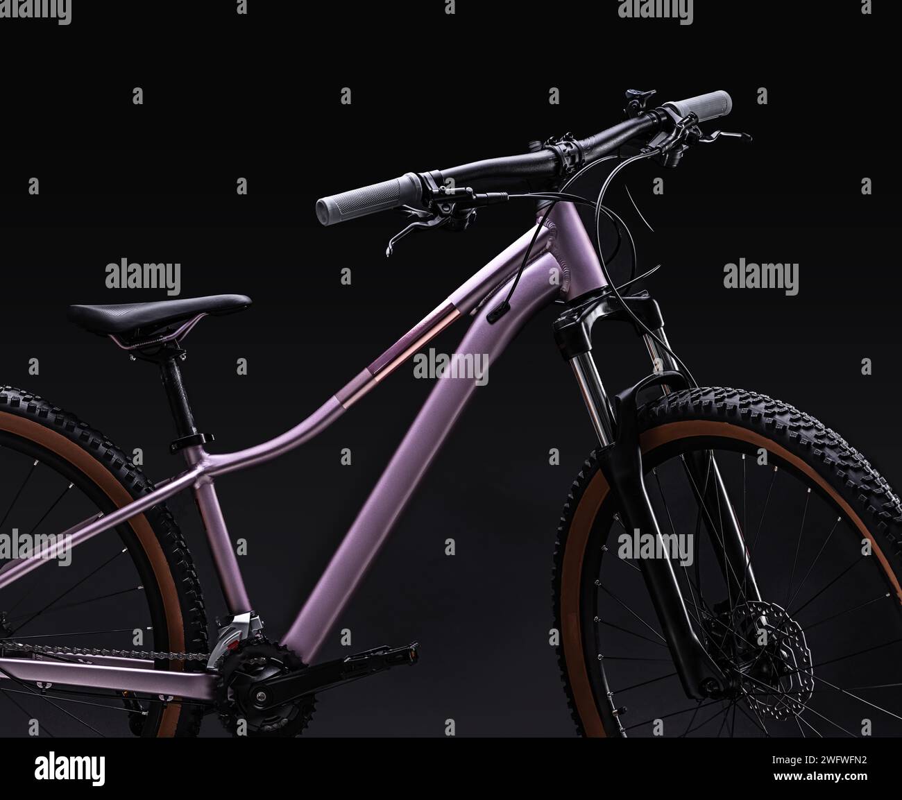 Fahrrad isoliert auf schwarzem Hintergrund, modernes Mountain Trail Bike Stockfoto