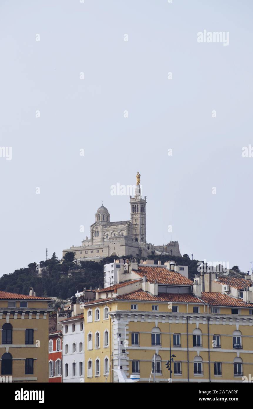 hügel in Marseille mit Kirche im Hintergrund, Frankreich, am 22. April 2019 Stockfoto