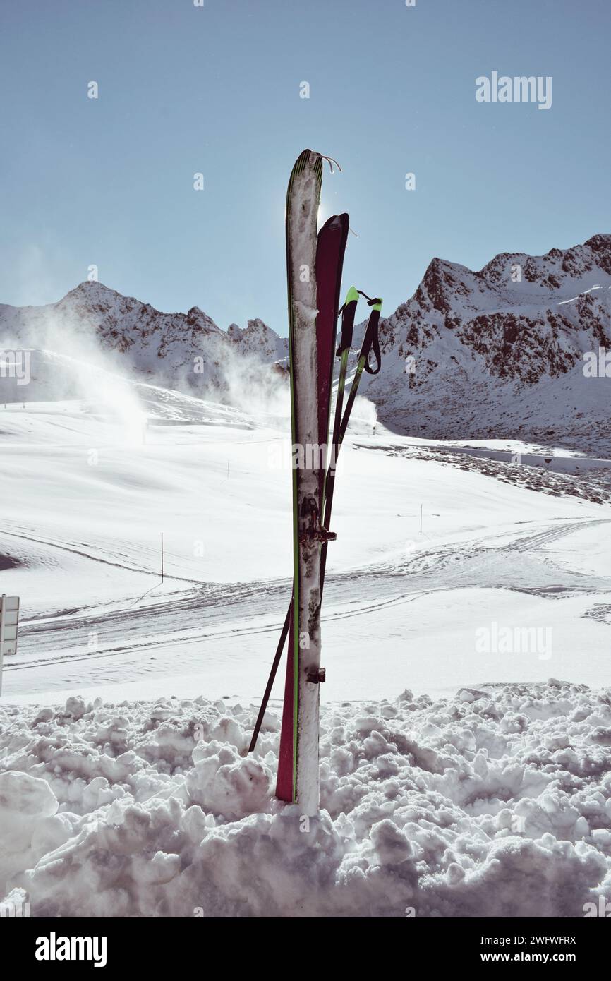 Skier stecken im Schnee in Ordino Arcalis in Andorra am 29. November 2021 Stockfoto