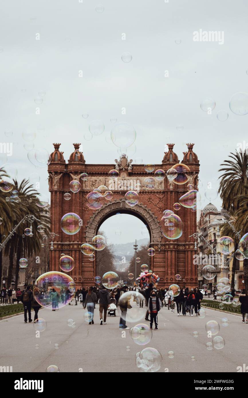 Blasen mit dem Triumphbogen im Hintergrund in Barcelona in Spanien am 5. November 2021 Stockfoto