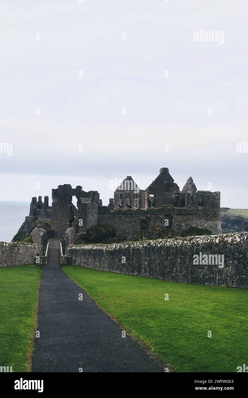 Dunluce Castle befand sich am 19. November 2018 in Nordirland Stockfoto