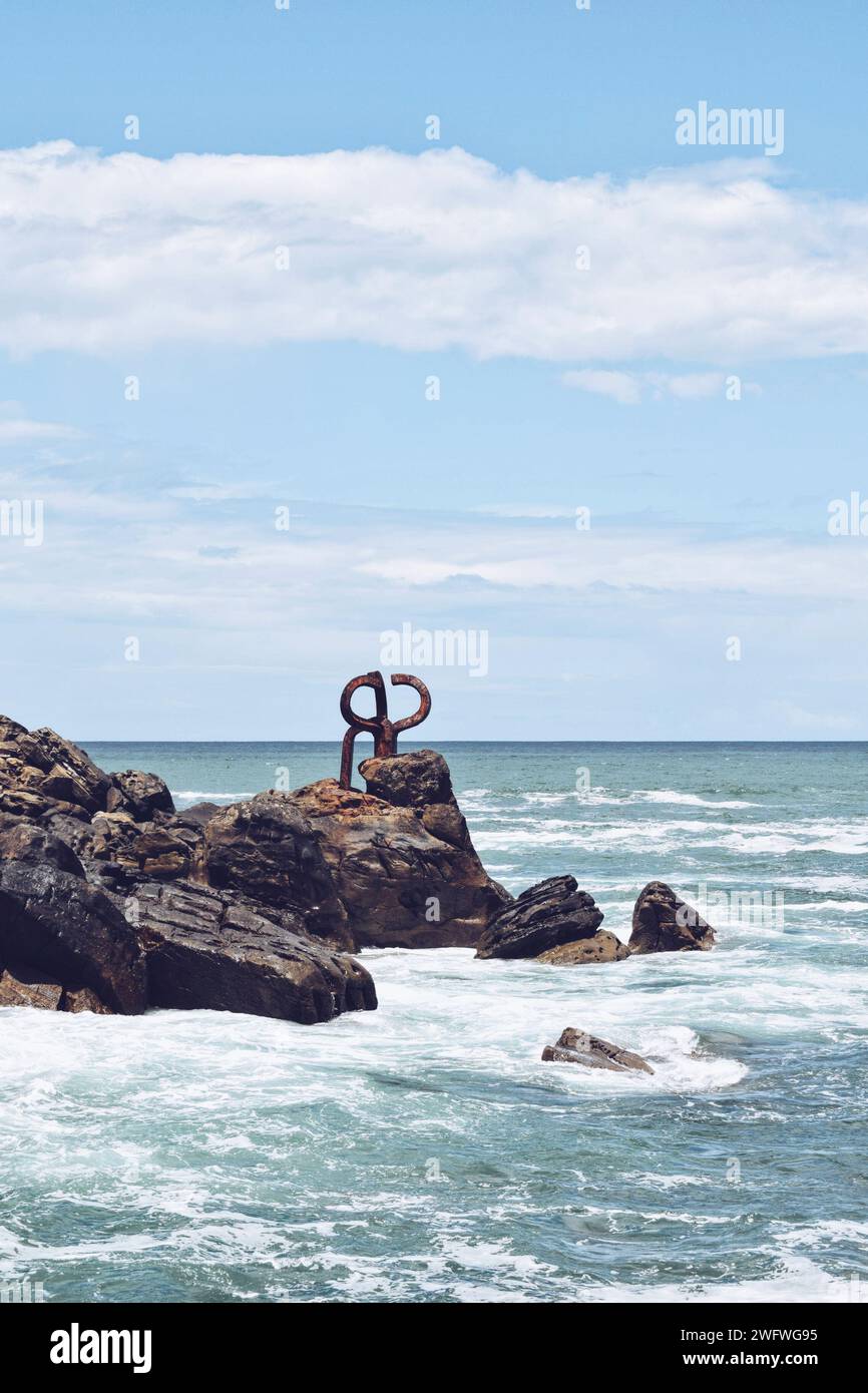 Berühmter Windkamm in der Bucht von San Sebastian in Spanien am 21. Juni 2021 Stockfoto