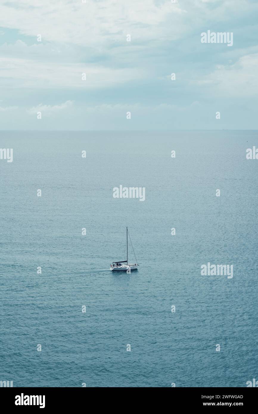 Einsame Bootsfahrt im Mittelmeer in Katalonien in Spanien am 1. Juni 2023 Stockfoto