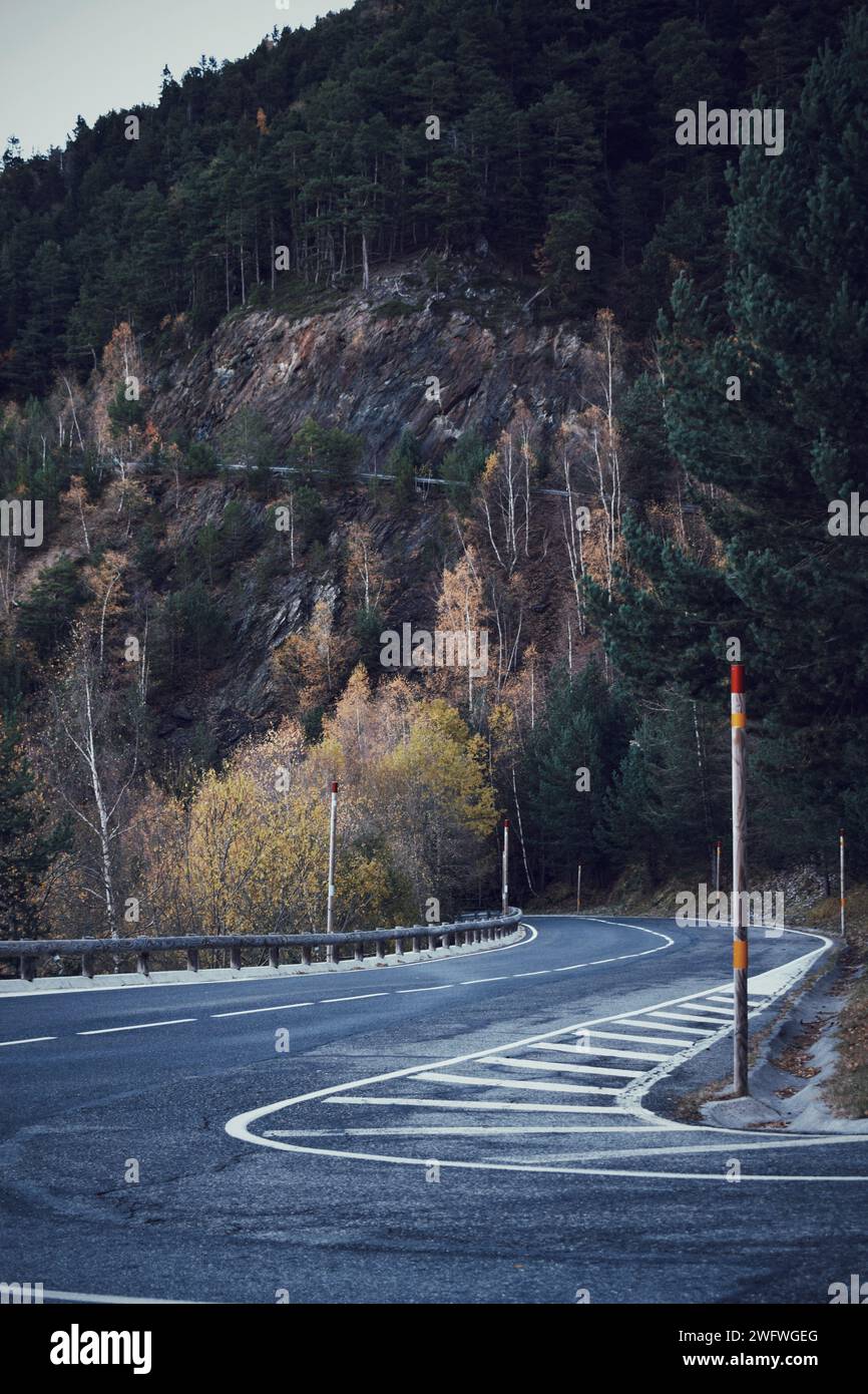 Straße im Coll d'Ordino-Pass in Andorra am 21. November 2021 Stockfoto
