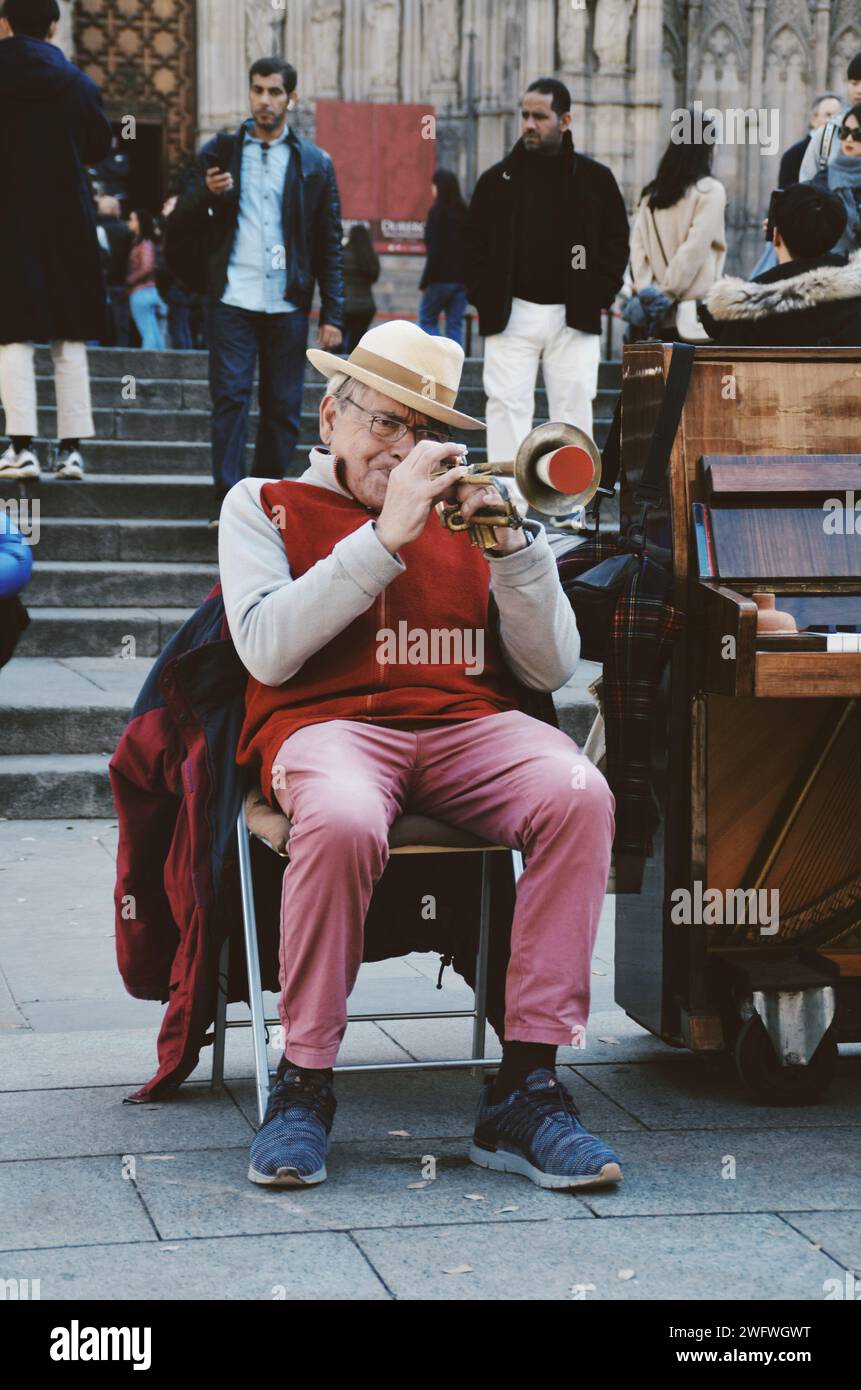 Älterer Mann, der am 3. März 2019 Live-Musik vor der Kathedrale von Barcelona in Spanien spielt Stockfoto