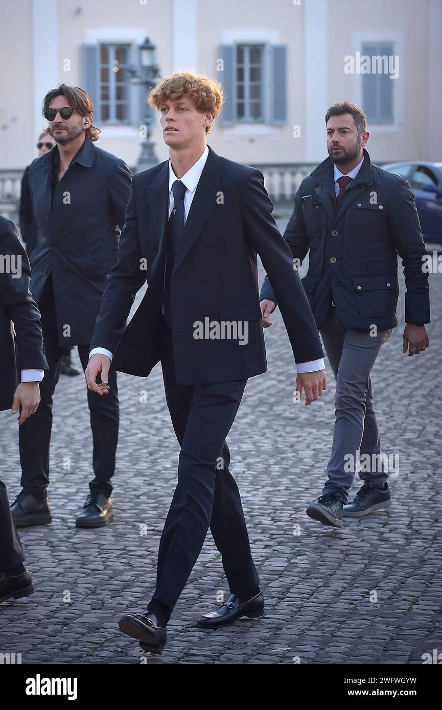 Der italienische Präsident Sergio Mattarella, rechts, schüttelt Spieler