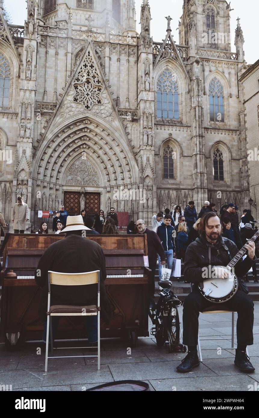 Live-Musik vor der Kathedrale von Barcelona in Spanien am 3. März 2018 Stockfoto
