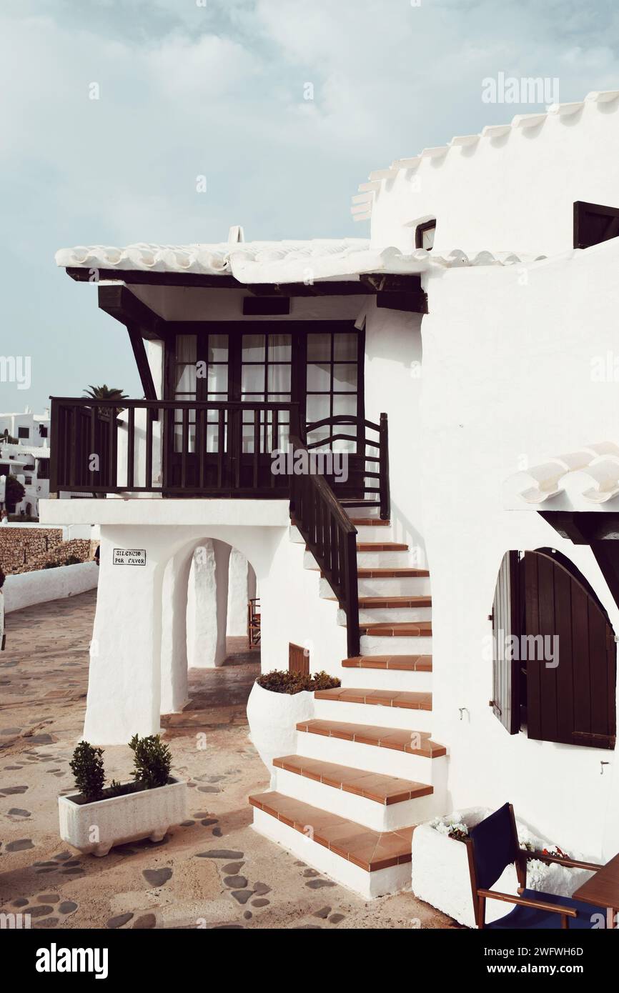 Altes Haus in der Stadt binibeca auf menorca in spanien am 6. august 2021 Stockfoto