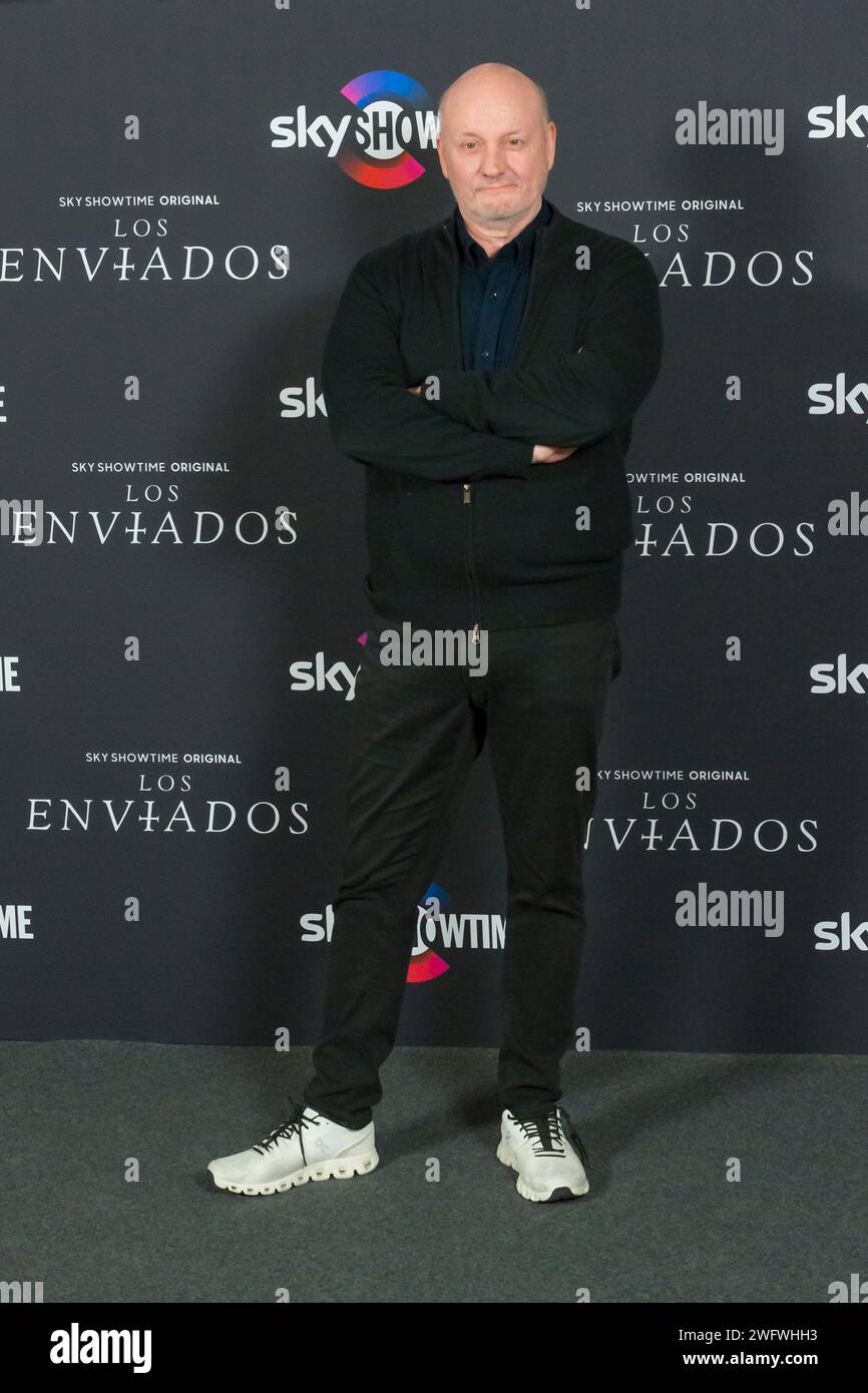 Juan Jose Campanella posierte beim Fotoaufruf der SkyShowtime Original-Serie Los Enviados während der Medienveranstaltung im Hotel Urso, Madrid, Spanien, am 24. Januar 2024 Stockfoto