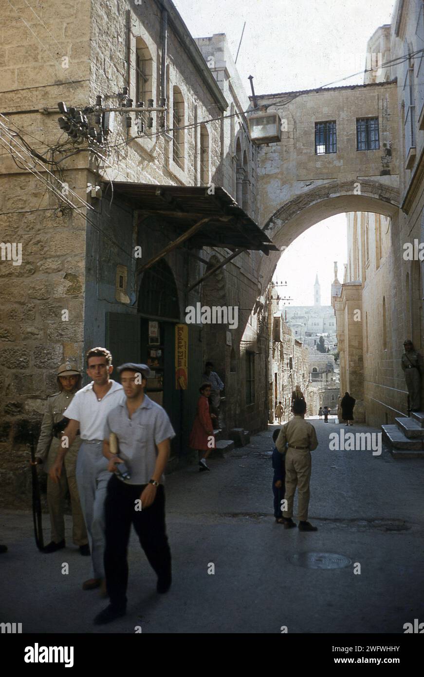 1958, historisch, tagsüber und Blick auf den Central Ecce Homo Arch auf der Via Dolorosa Station of the Cross in Old Jerusalem, Israel. Auf dem Bild sehen wir zwei Wachen, jordanische Soldaten, einer trägt einen Sonnenhut und hält ein Gewehr, Stockfoto