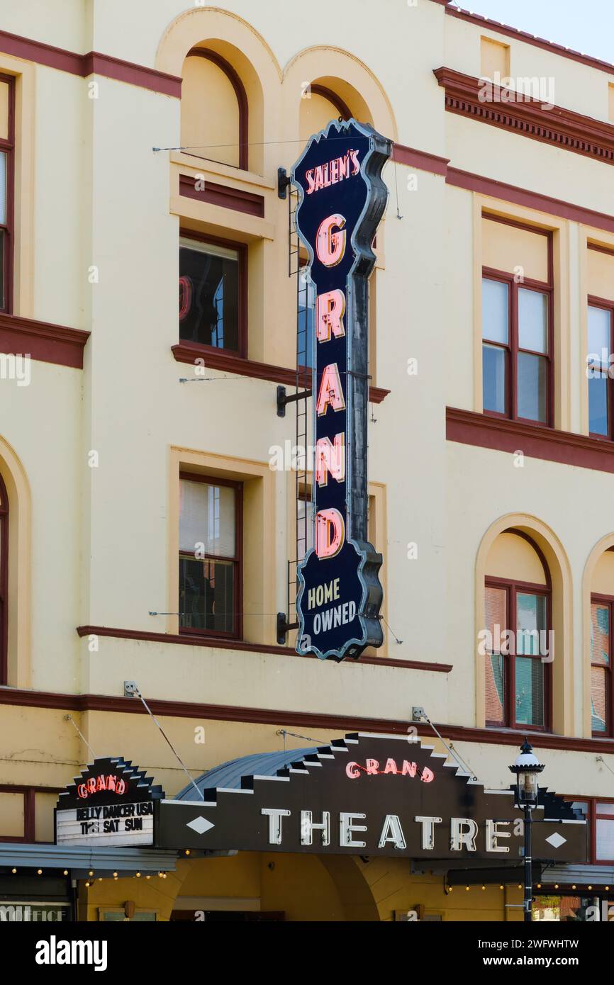 Salem, OR, USA – 11. Juni 2023; Schild und Festzelt im historischen Grand Theatre von Salem Stockfoto