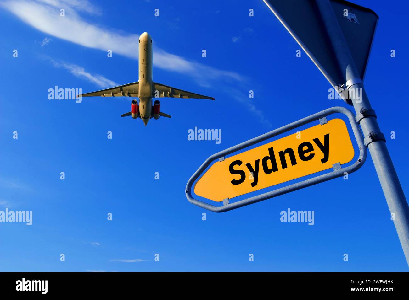 Schild für das Reiseziel Sydney mit einem Passagierflugzeug Stockfoto
