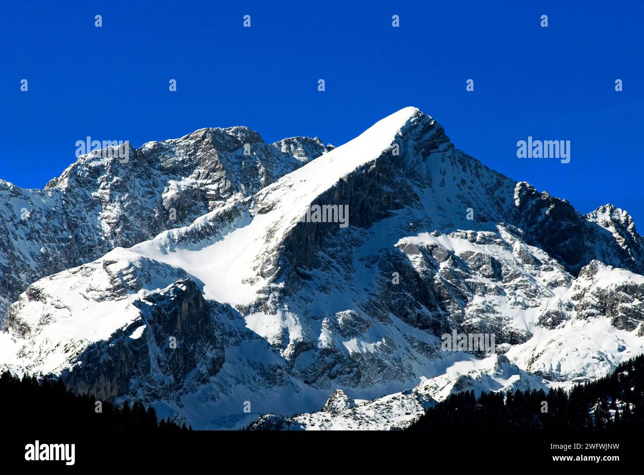 Die schneebedeckte Alpspitze im Frühjahr, Wetterstein, Garmisch-Partenkirchen, Bayern, Deutschland, Europa Stockfoto