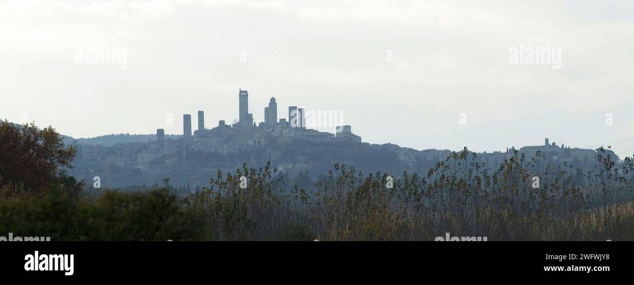 Silhouette der Geschlechtertürme von San Gimignano, die wie die Skyline von Manhattan, Toskana, Italien und Europa aussehen Stockfoto