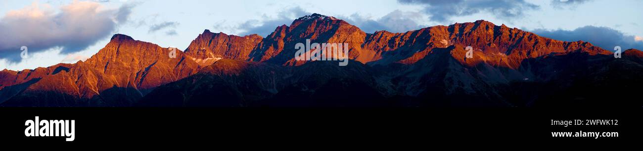 Eine Bergkette in Südtirol bei Sonnenuntergang Stockfoto