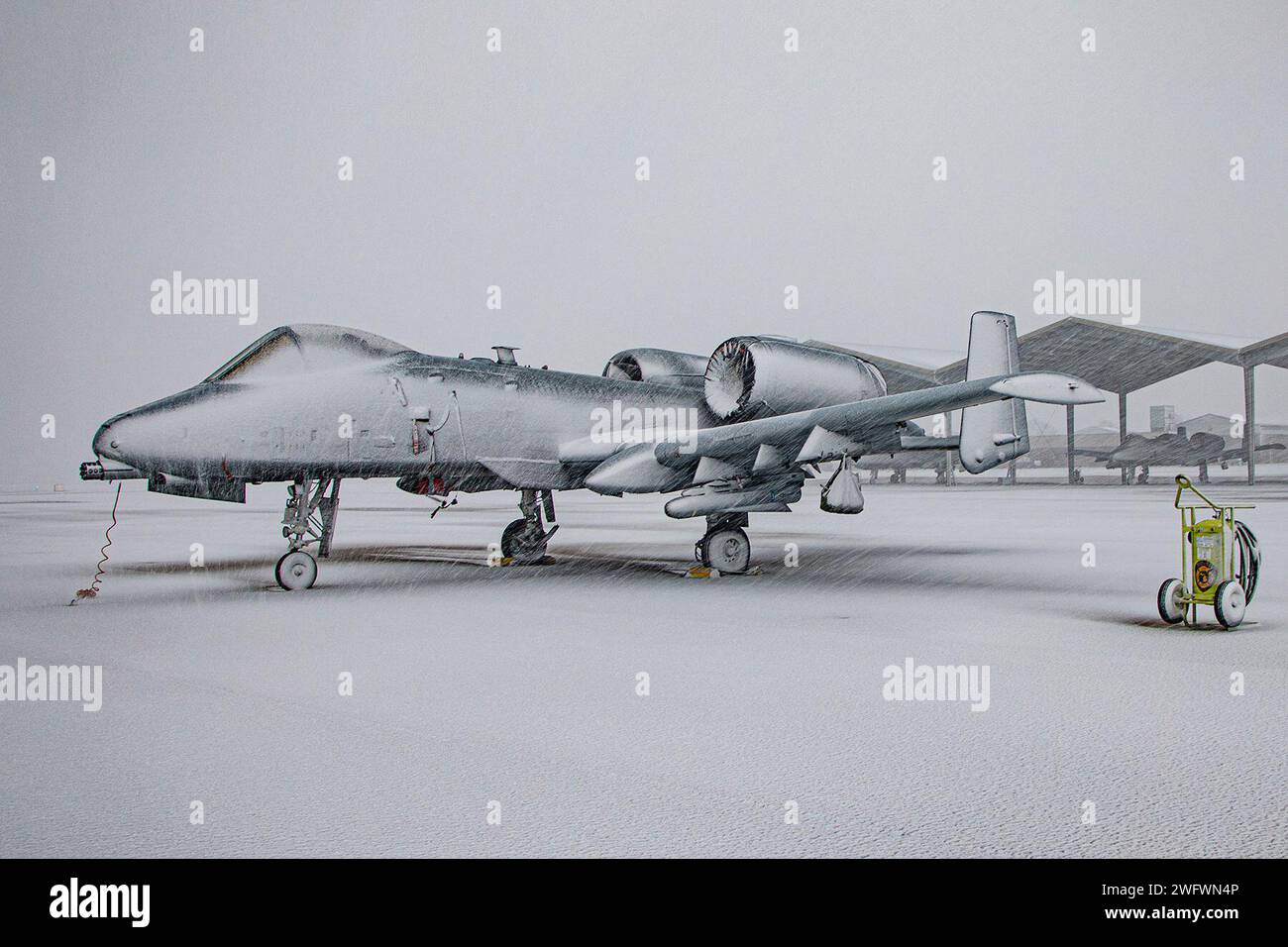 Ein A-10C Thunderbolt II ist während eines Wintersturms auf der Selfridge Air National Guard Base in Michigan am 12. Januar 2024 auf der Fluglinie geparkt. Unabhängig von der Temperatur ist der 127. Flügel 24 Stunden am Tag, 365 Tage im Jahr zur Unterstützung des Staates und der Nation aktiv. Stockfoto
