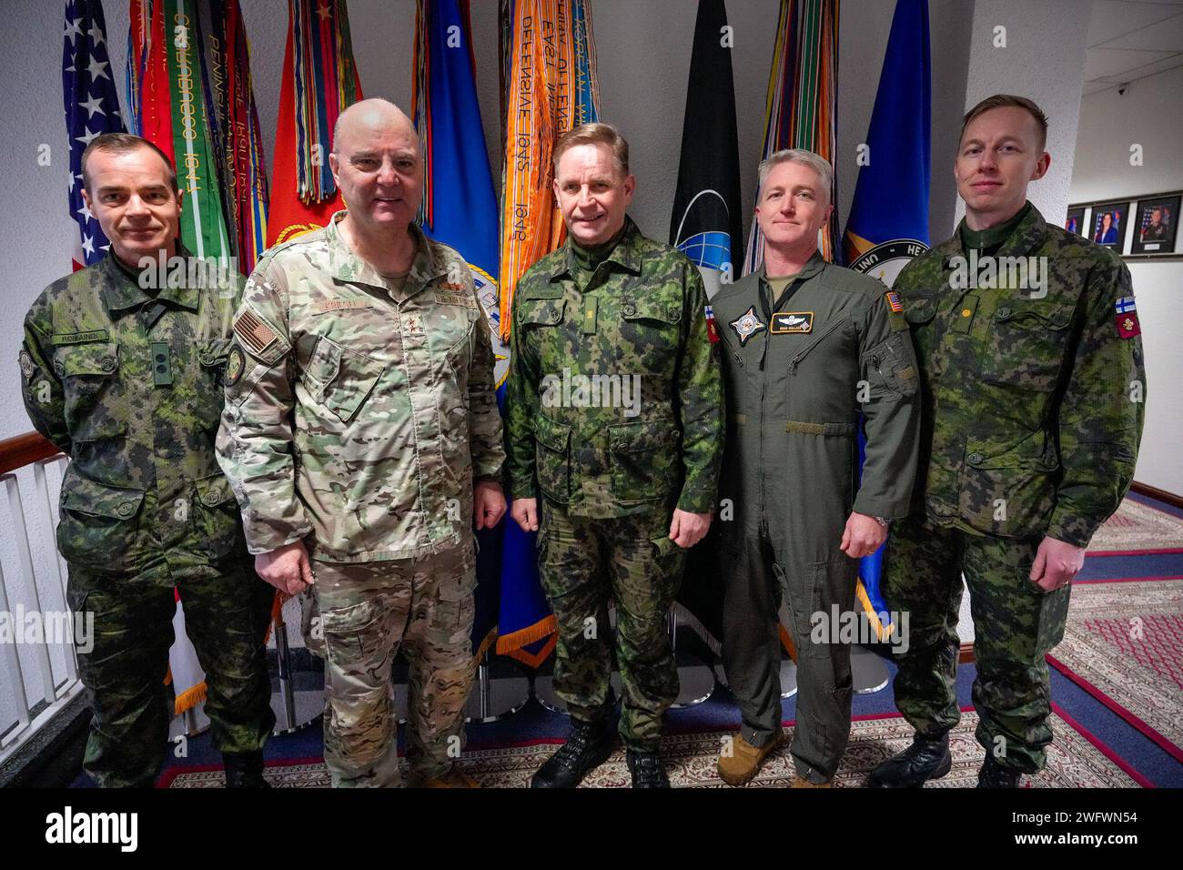 General James Kriesel, Direktor der USEUCOMs Exercises and Assessments directorate, hob Brig auf. General Manu Tuominen, stellvertretender Stabschef des finnischen Verteidigungskommandos und finnische Militärdelegation für Ausbildung in Stuttgart, Deutschland, 18. Januar 2024. Stockfoto