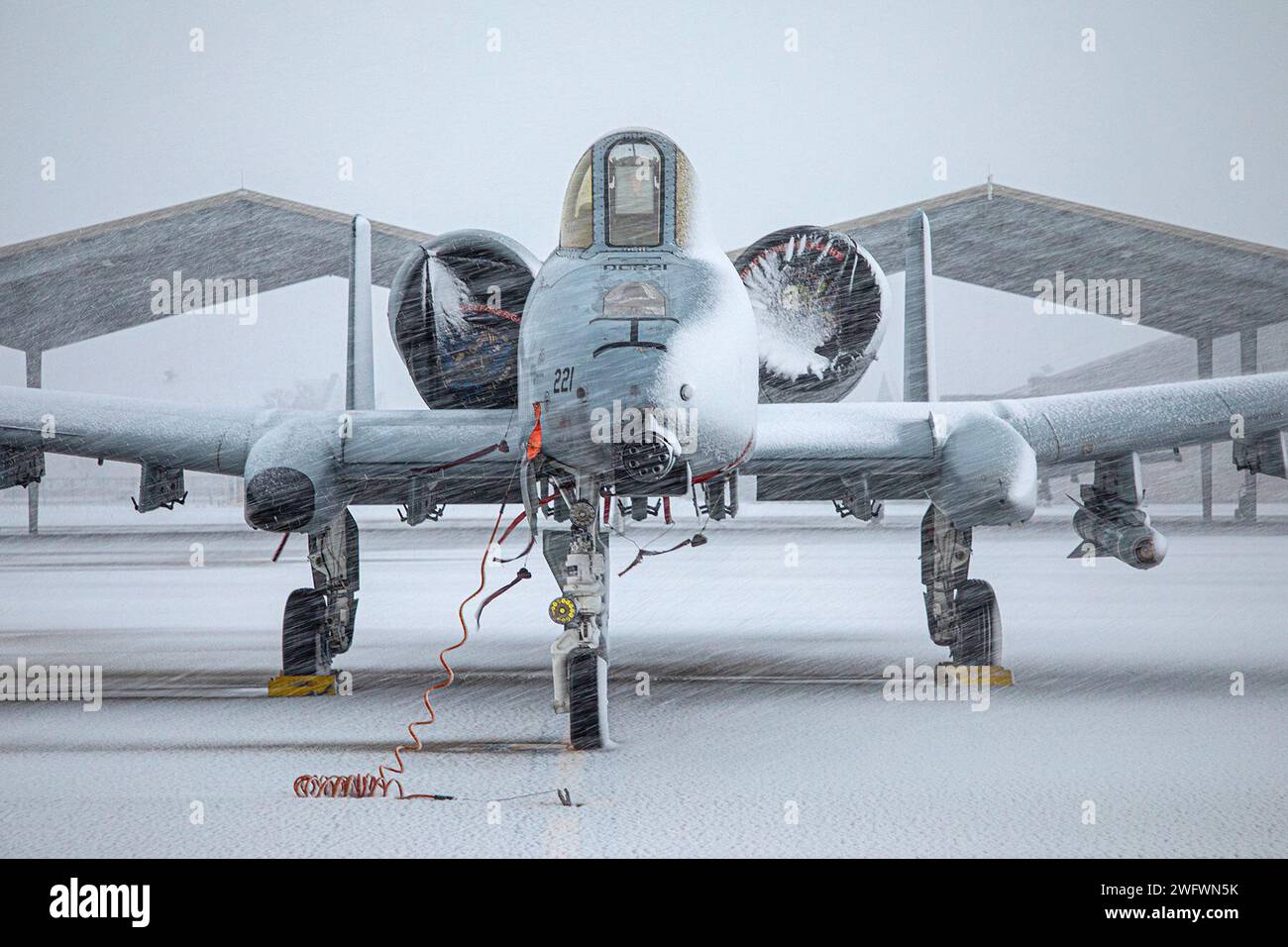 Am 12. Januar 2024 kam das Winterwetter im Südosten von Michigan an und schuf eine schneebedeckte Landschaft für Flugzeuge und Einrichtungen auf der Selfridge Air National Guard Base, mir. Unabhängig von der Temperatur ist der 127. Flügel immer einsatzbereit und arbeitet 24 Stunden am Tag, 365 Tage im Jahr, um den Staat und die Nation zu unterstützen. Stockfoto