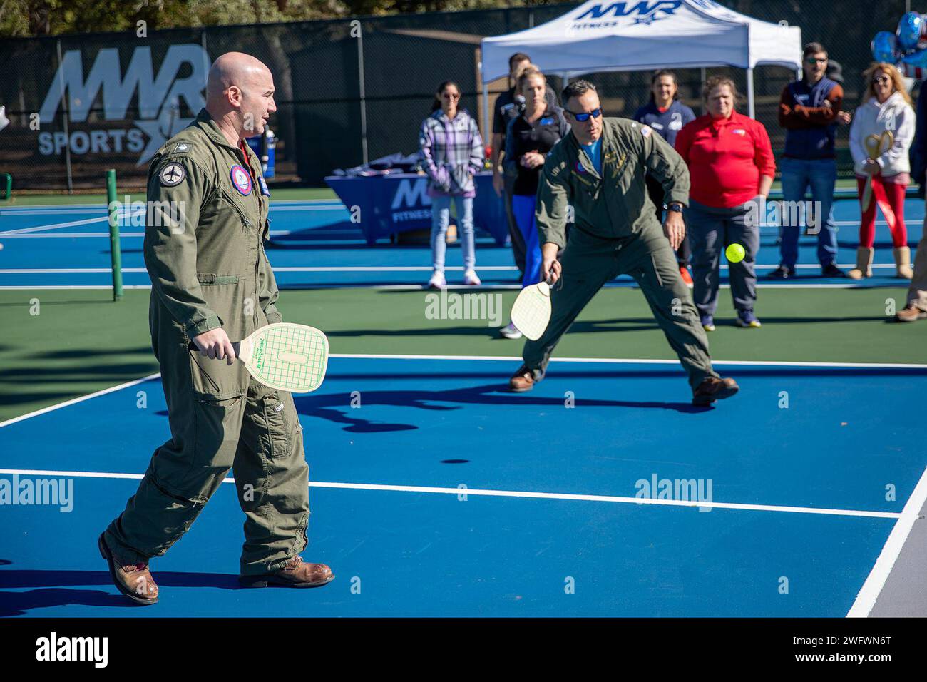 PENSACOLA, Florida -- Naval Air Station (NAS) Pensacola Kommandant Captain Terry 'Village' Shashaty und Exekutivoffizier Commander. Nick 'Rabbit' Alfano spielt ein Pickleball-Spiel auf dem neu eröffneten MWR (Morale, Welfare and Recreation) Pickleball Court am 19. Januar. Das in der Nähe des Clubhauses des Golfplatzes A.C. Reid gelegene Pickleball-Court ist für aktive Dienstleute, Ehepartner, pensionierte Dienstleute und das Verteidigungsministerium geöffnet Stockfoto