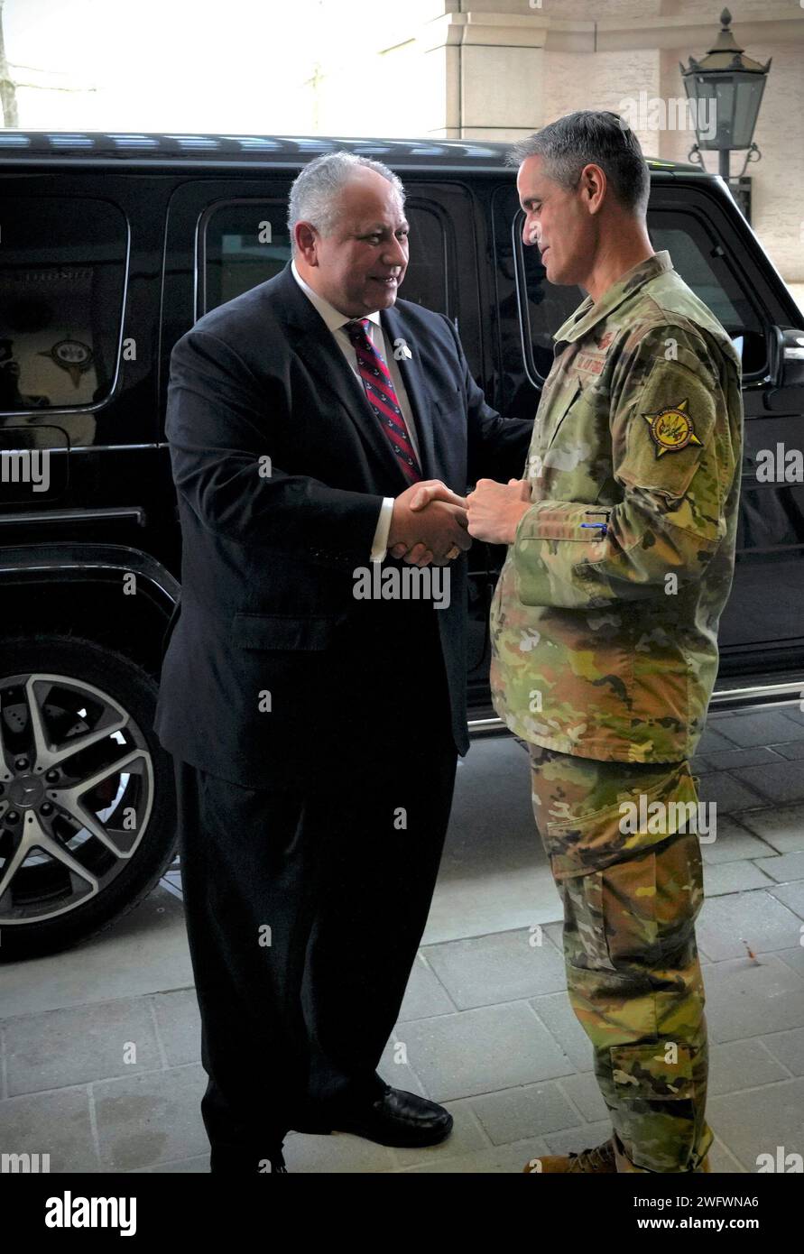 Steven Basham, stellvertretender Befehlshaber des US-Kommandos der US-Luftwaffe, war am 22. Januar 2024 bei einem Besuch im Hauptquartier der US-Marine Carlos Del Toro zu Gast. Im Rahmen des Besuchs erörterten die beiden Staats- und Regierungschefs die Bemühungen, mit Alliierten und Partnern zu trainieren und zu kämpfen, um die NATO zu unterstützen, transnationalen Bedrohungen entgegenzuwirken, die Heimat der USA zu verteidigen und die Sicherheitsbeziehungen in Europa zu stärken. Stockfoto
