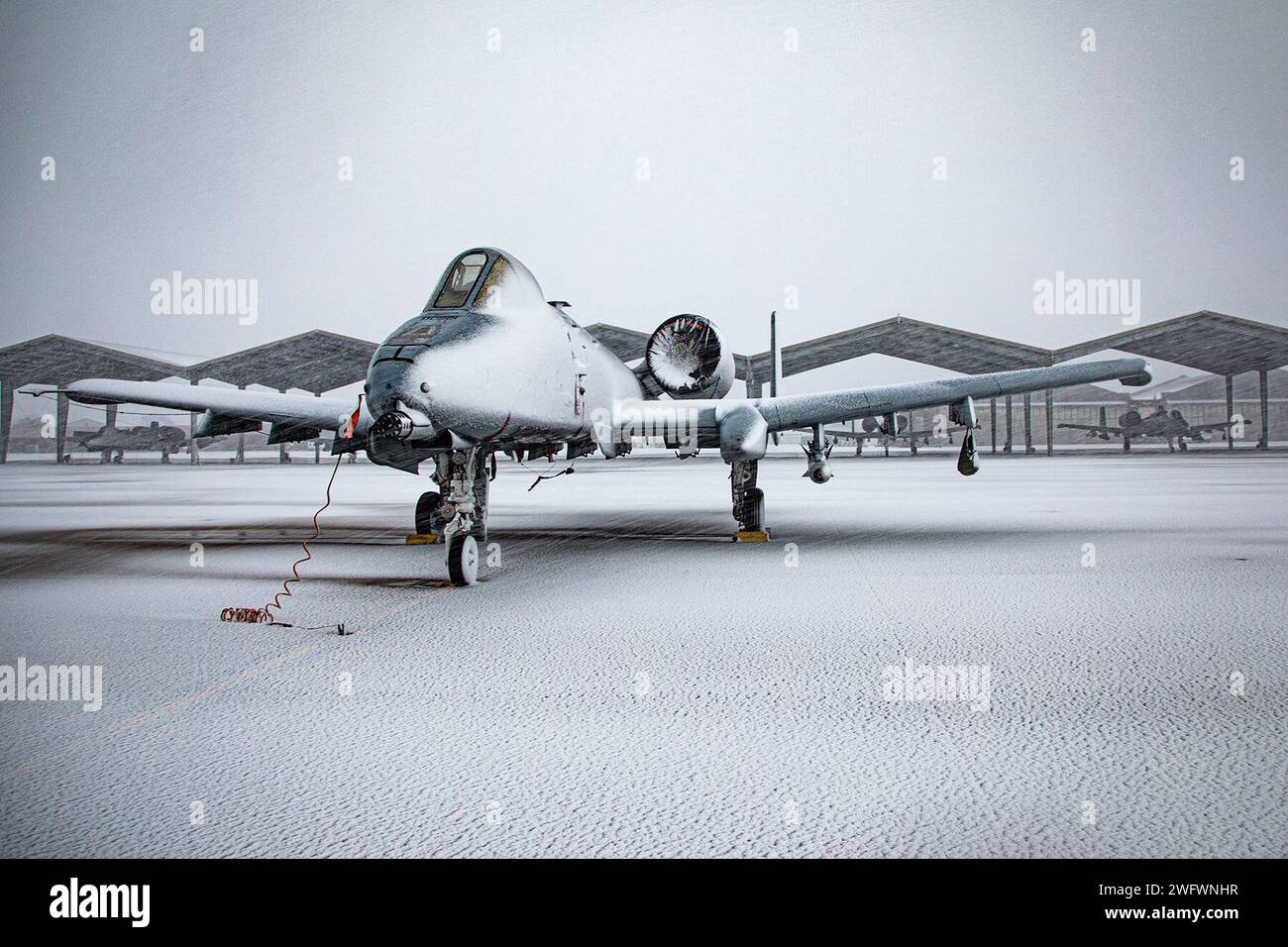 Ein A-10C Thunderbolt II ist während eines Wintersturms auf der Selfridge Air National Guard Base in Michigan am 12. Januar 2024 auf der Fluglinie geparkt. Unabhängig von der Temperatur ist der 127. Flügel 24 Stunden am Tag, 365 Tage im Jahr zur Unterstützung des Staates und der Nation aktiv. Stockfoto