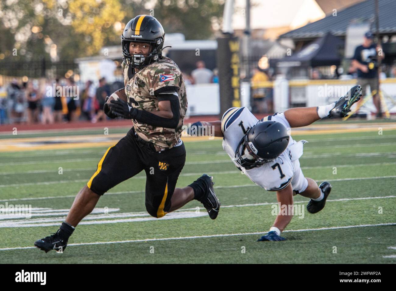 Fußballspieler der Watkins Memorial High School tragen Tarntrikots der Ohio Army National Guard während ihres Spiels gegen die Teays Valley High School am 1. September 2023 in Pataskala, Ohio. Die Operation Buckeye Guard der Ohio Army National Guard bietet Trikots, einen Tunnel und eine Rauchmaschine für High School Football-Abende im Bundesstaat. Stockfoto