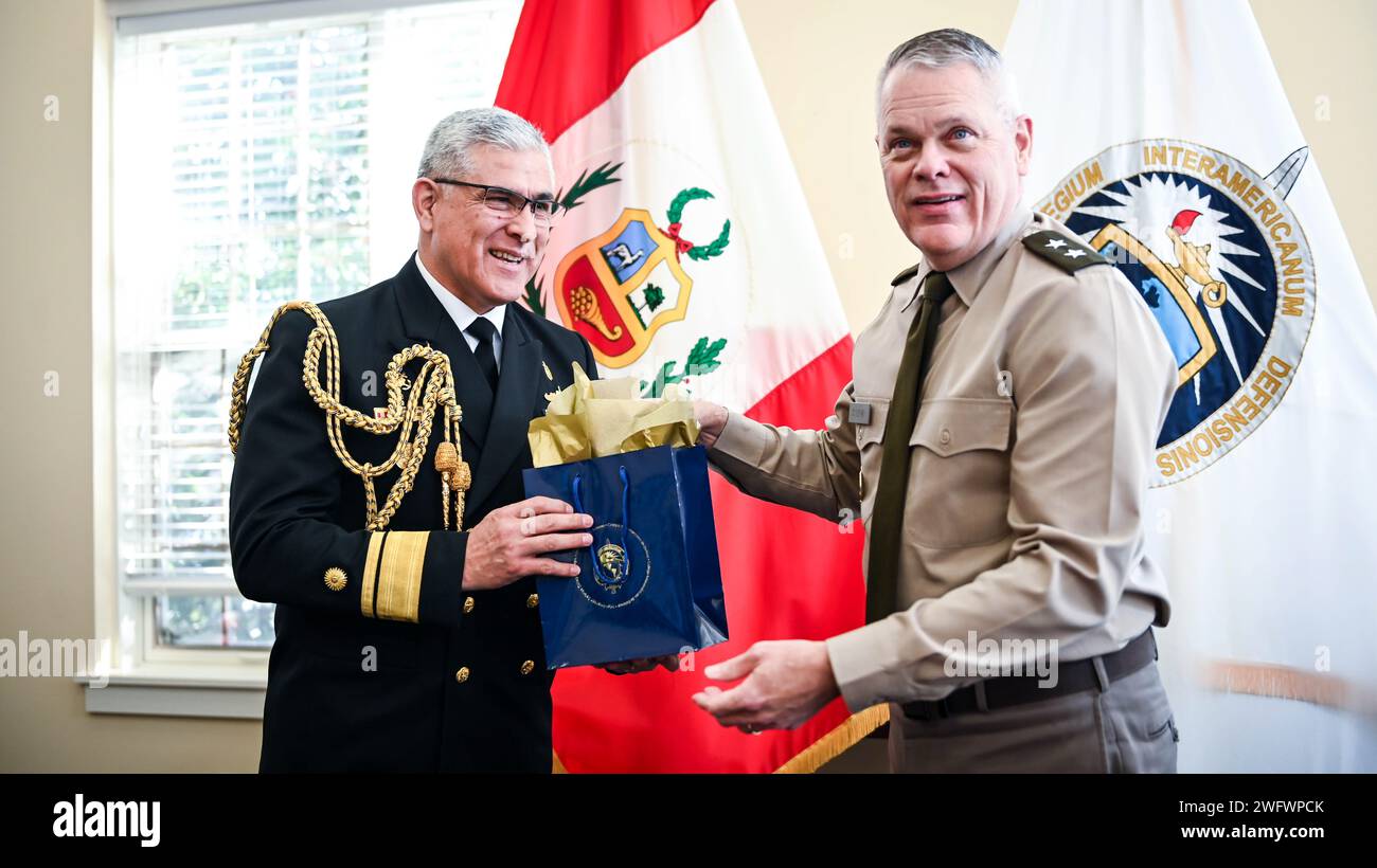 Das Inter-American Defense College begrüßte Konteradmiral Roberto Alcandre Angeles, Perus Verteidigungs- und Marineattaché und andere Würdenträger am 17. Januar 2024 auf dem IADC-Campus in Fort Lesley J. McNair in Washington, D.C. Während ihres Besuchs präsentierte RADM Alcandre ein Porträt des peruanischen Großadmirals Grau, das zusammen mit anderen historischen Führern der westlichen Hemisphäre auf dem Campus platziert wurde. rand Admiral Grau, bekannt für seine Tapferkeit in der Seeschlacht von Angamos, wird als „Gentleman of the Seas“ gefeiert. Seine ritterliche Behandlung besiegter Feinde erwarb sowohl den Peruern als auch den Chilenen Respekt. Dies por Stockfoto