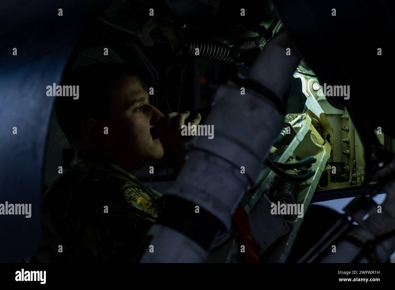 Jake Brodbeck, ein F-16-Crewchef, inspiziert einen F-16-Kampffalken an einem unbekannten Ort im US-Zentralkommando im Rahmen der Übung Ballast Cannon, 6. Januar 2024. Übung Ballast Cannon tritt fast vierteljährlich mit der Royal Bahraini Air Force auf, um die schnellen Expeditionsfähigkeiten der U.S. Air Force durch die Integration von Agile Combat Employment Objectives für F-16 Fighting Falcon, KC-135 Stratotanker und operatives Hilfspersonal zu unterstützen. Der American Airman ist ein Kampfflugzeug, das in der Lage ist, dynamische Operationen zu unterstützen, während es nahtlos ist Stockfoto