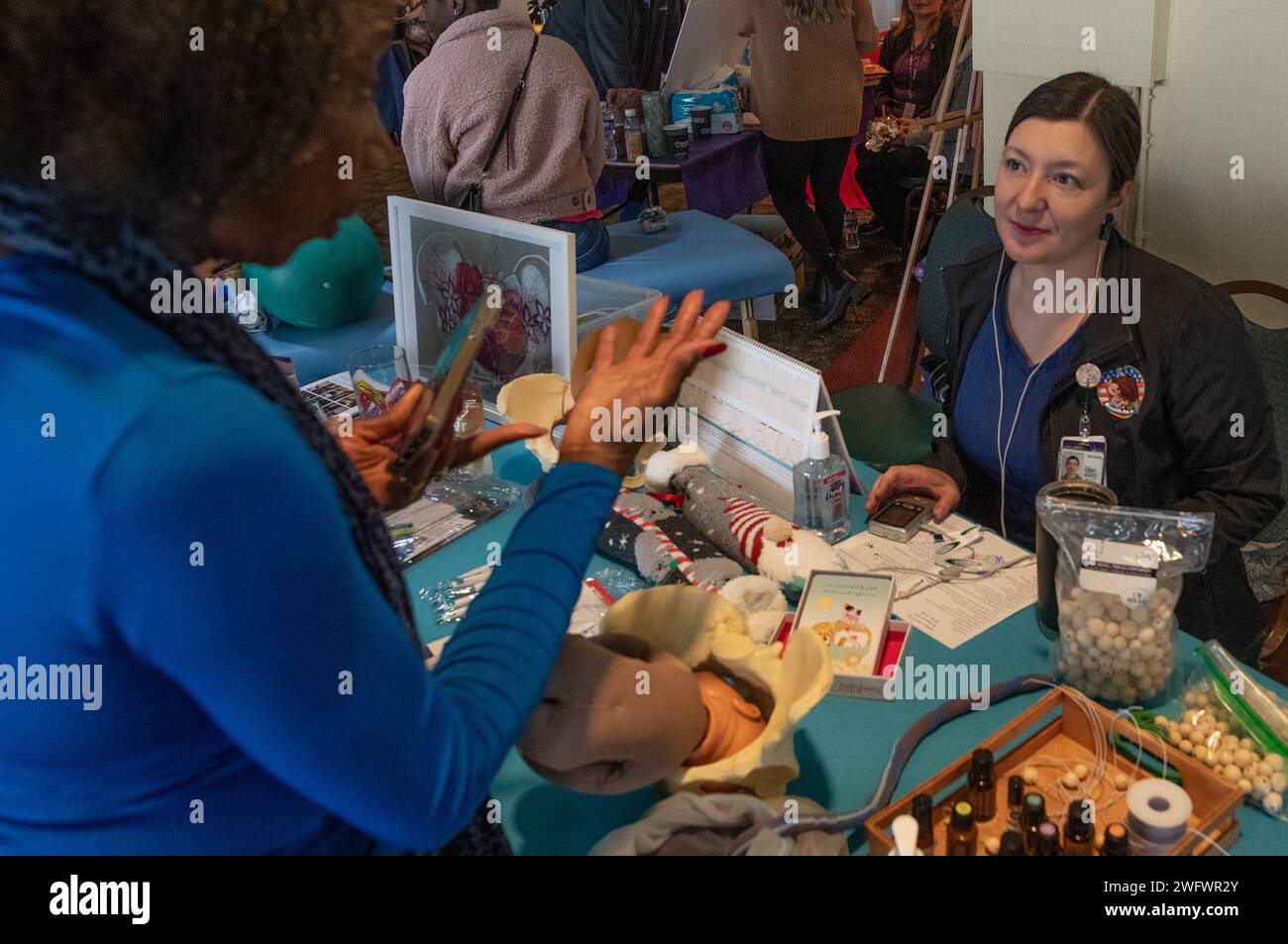 Captain Ashley Fournier, 96th Medical Group Geburtshilfe Gynäkologie Klinik Hebamme, beantwortet Fragen an ihrem Stand während der Women’s Health Fair auf der Eglin Air Force Base, Florida, 18. Januar 2024. Die Women’s Health Fair umfasste mehr als 50 Hilfsorganisationen mit unschätzbaren Informationen für das Wohlbefinden des ganzen Körpers bis zur Planung von Gesundheitsvorsorgeuntersuchungen. Stockfoto