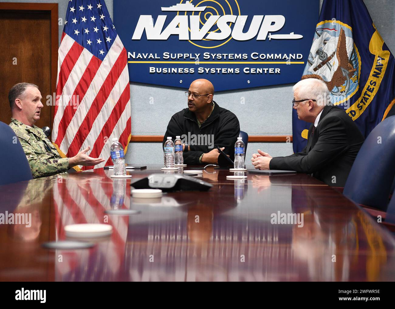 240129-N-FF527-1024 MECHANICSBURG, PA. (29. Januar 2024) Kapitän David D. Carnal, Befehlshaber des Naval Supply Systems Command (NAVSUP) Business Systems Center (BSC), und Brian Zirbel, Executive Director, NAVSUP BSC, sprechen mit Vice. AdM. John Fuller, Marineinspektor General, während eines Besuchs in der Marineunterstützung Activity Mechanicsburg. Fuller traf sich im Rahmen eines Besuchs in der Region mit der Führung von NAVSUP BSC, der auch Rundtischgespräche mit Mitarbeitern aus dem gesamten NAVSUP Enterprise beinhaltete. US Navy Stockfoto