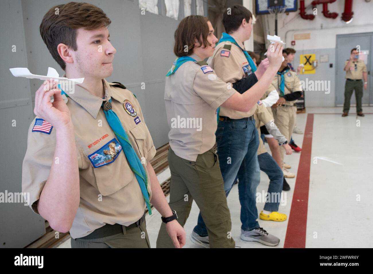 Ethan Kirk (links) startet seinen handgefertigten Schaumgleiter während eines Wettkampfes mit seiner Niceville Scouts BSA-Truppe 553 im Hangar der 413th Flight Test Squadron in Duke Field, FLA, am 4. Januar 2024. Der Wettbewerb testete die Präzision von Flug und Landung der Modelle und war Teil ihrer Anforderung, ihr Aviation Merit Badge zu erhalten. Stockfoto