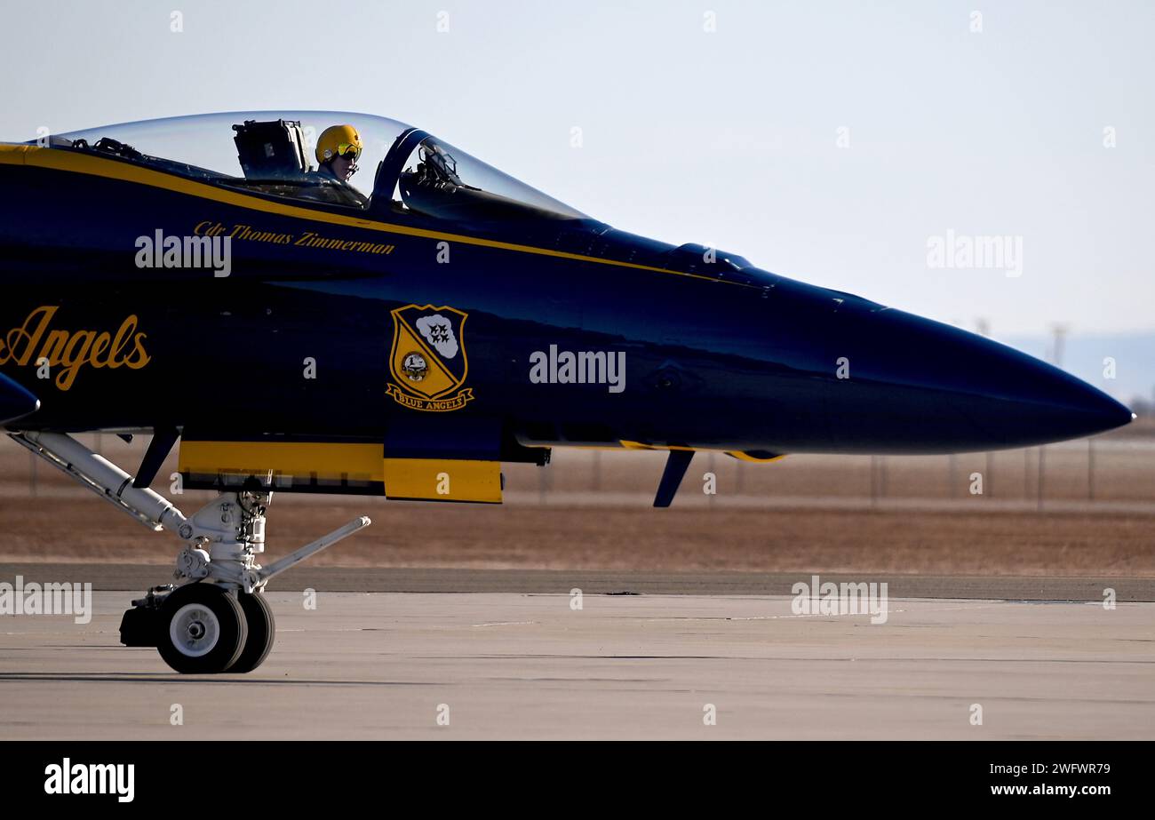 Cmdr. Thomas Zimmerman, gegensätzlicher Solo-Pilot, der der US Navy Flight Demonstration Squadron, den Blue Angels, zugeteilt ist, bereitet sich auf den Start vor einem Trainingsflug über die Naval Air Facility (NAF) El Centro vor. Die Blue Angels führen derzeit Wintertrainings im NAF El Centro, Kalifornien, durch, um die kommende Flugschau-Saison 2024 vorzubereiten. Stockfoto