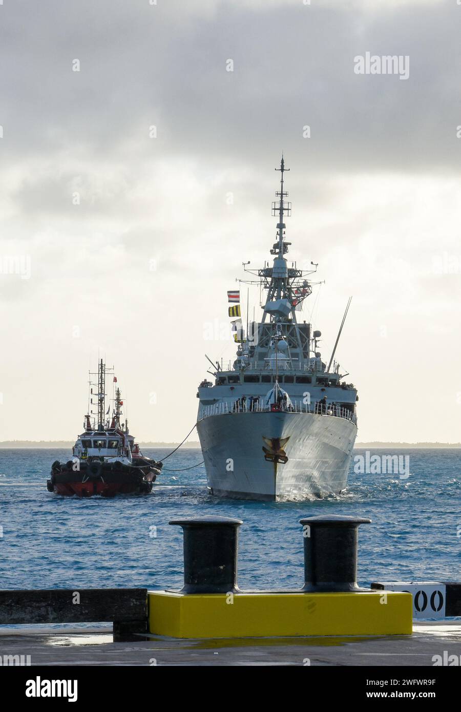 230901-N-EJ241-1017 DIEGO GARCIA, britisches Territorium im Indischen Ozean – die kanadische Halifax-Fregatte HMCS Montreal (FFH 336) kommt nach Diego Garcia für einen geplanten Hafenbesuch am 1. September 2023 an. Der Besuch unterstrich die strategische Bedeutung von Diego Garcia für einen dauerhaften freien und offenen Indo-Pazifik, indem er Präsenz ermöglichte, den Zugang zu den globalen Gemeingütern sicherstellte und die Verteidigung gewährte. Stockfoto