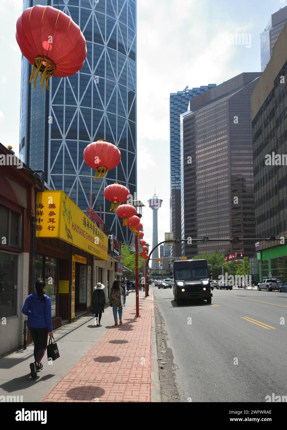 Chinesische Laternen säumen den Bürgersteig in Chinatown, Calgary, Alberta, Kanada. Stockfoto