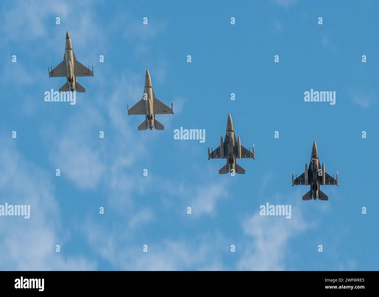 Die F-16 der US Air Force und die Royal Bahraini Air Force fliegen an einem nicht bekannten Ort in Formation als Teil der Übung Ballast Cannon im US Central Command Area of Responsibility, 7. Januar 2024. Ballast Cannon ist eine Routineübung, die fast vierteljährlich mit der Royal Bahraini Air Force durchgeführt wird, um die schnellen Expeditionsfähigkeiten der U.S. Air Force durch die Integration von Agile Combat Employment Objectives für F-16 Fighting Falcon, KC-135 Stratotanker und operatives Hilfspersonal zu unterstützen. Die langjährigen Beziehungen, die die US Air Force innerhalb des CENTCOM AOR entwickelt hat, ermöglichen Stockfoto