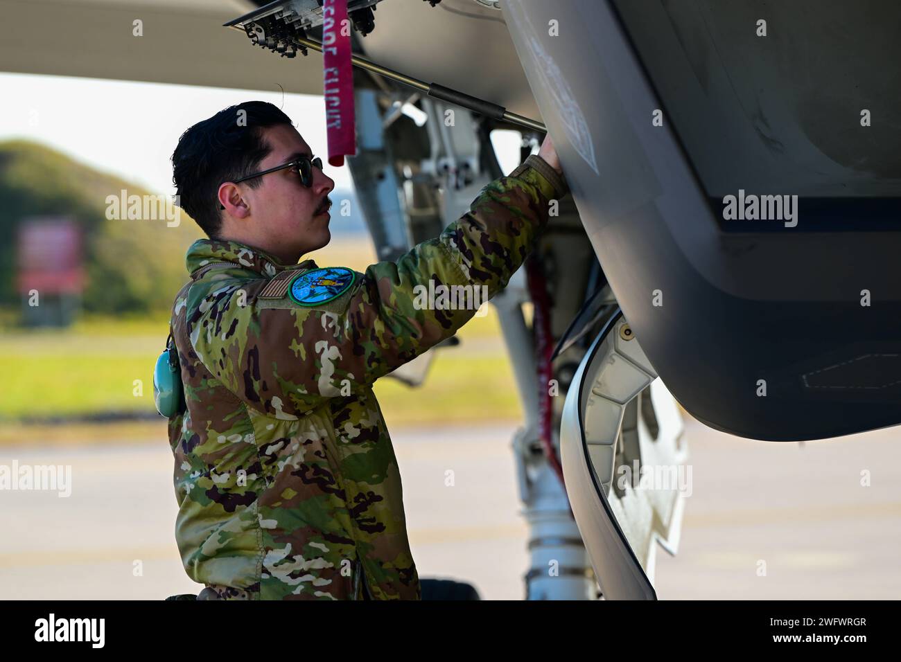 Jona Retana, Senior Airman der US Air Force, 495th Fighter Generation Squadron F-35, stellvertretender Crewchef, führt am 16. Januar 2024 Inspektionen nach dem Flug auf der Aviano Air Base, Italien durch. Unsere Fähigkeit, schnell zu reagieren und Verbündete und Partner zu beruhigen, beruht auf der Tatsache, dass wir gemeinsam trainieren und arbeiten. Stockfoto