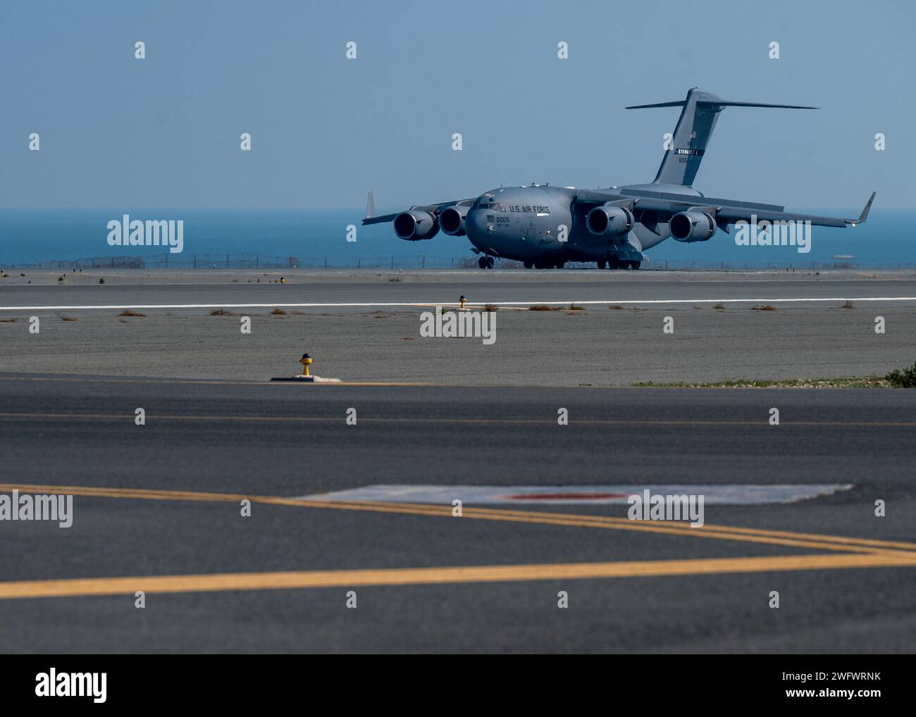 Ein C-17 Globemaster III landet an einem unbekannten Ort im US Central Command Area of Responsibility, 5. Januar 2024. Die C-17 war Teil einer Übung, die fast vierteljährlich mit der Royal Bahraini Air Force durchgeführt wird, um die schnellen Expeditionsfähigkeiten der US Air Force durch die Integration von Agile Combat Employment Zielen zu unterstützen. Stockfoto