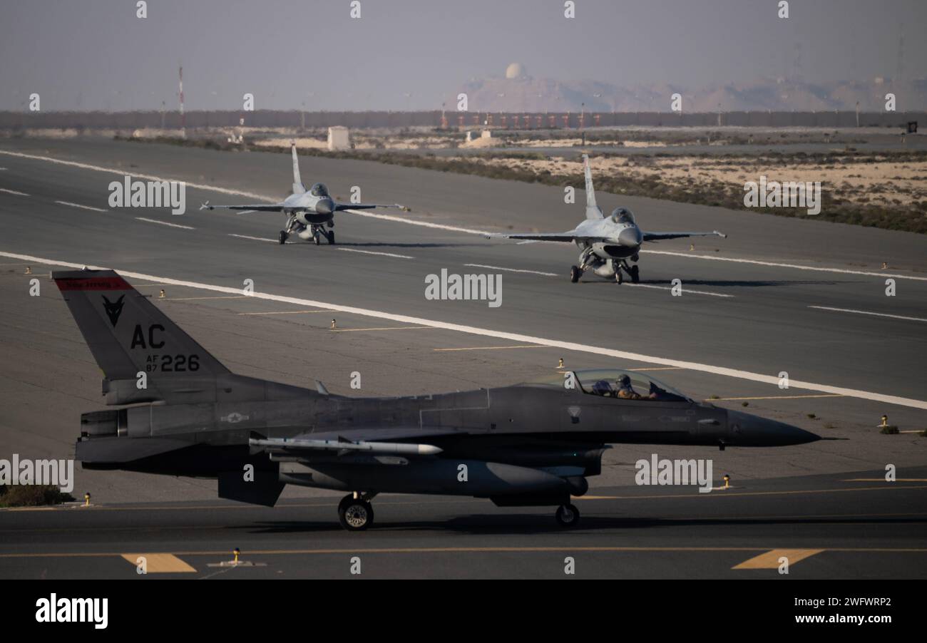 Zwei der Royal Bahraini Air Force und ein F-16 der U.S. Air Force im Kampf gegen Falken Taxi während der Übung Ballast Cannon 24,3 an einem unbekannten Ort innerhalb des US Central Command Area of Responsibility, 10. Januar 2024. Die seit langem bestehenden Beziehungen, die die US Air Force innerhalb der CENTCOM AOR entwickelt hat, ermöglichen Routineübungen, die die Fähigkeit der Koalition verbessern, eine nahtlose operative Streitmacht in jedem Kriegsgebiet zu werden. Stockfoto