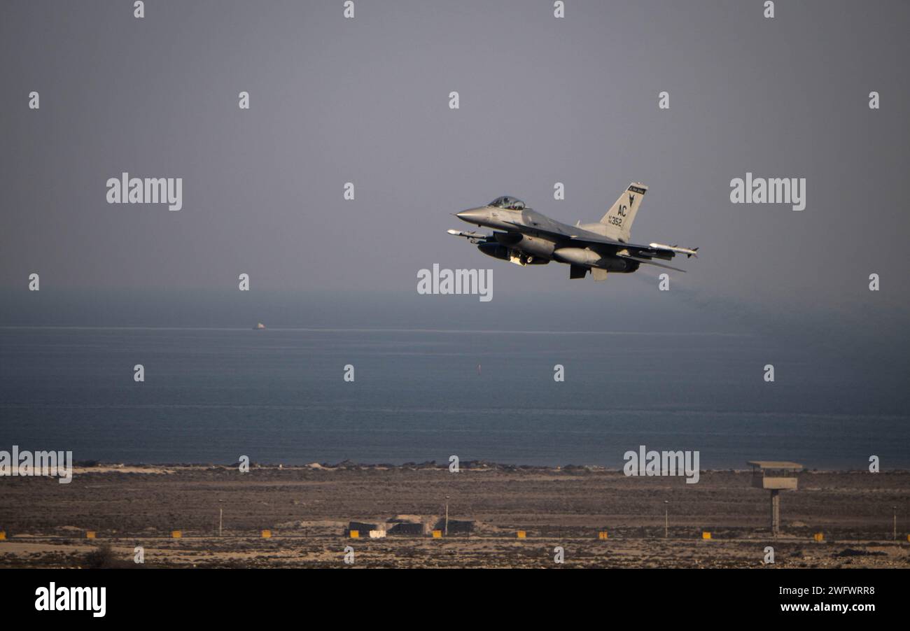 Ein F-16 kämpfender Falcon der US Air Force startet von einem nicht offenbarten Ort innerhalb des Verantwortungsbereichs des US-Zentralkommandos während der Übung Ballast Cannon 24.3, 10. Januar 2024. Ballast Cannon tritt fast vierteljährlich mit der Royal Bahraini Air Force auf, um die schnellen Expeditionsfähigkeiten der U.S. Air Force durch die Integration von Agile Combat Employment Objectives für F-16 Fighting Falcon, KC-135 Stratotanker und operatives Hilfspersonal zu unterstützen. Stockfoto