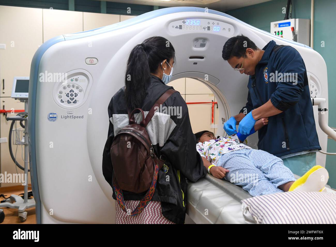 Corpsman 3rd Class Johndenzel Macatuno aus Dededo, Guam, bereitet einen lokalen Patienten auf einen CT-Scan an Bord des Krankenhausschiffs USNS Mercy (T-AH 19) vor, das vor Chuuk, Föderierte Staaten von Mikronesien, ankerte, als Teil der Pazifischen Partnerschaft 2024-1, 16. Januar 2024. Die Pazifikpartnerschaft, die sich jetzt in ihrer 19. Auflage befindet, ist die größte multinationale humanitäre Hilfe- und Katastrophenvorsorgemission im Indopazifik und arbeitet an der Verbesserung der regionalen Interoperabilität und der Fähigkeit zur Katastrophenbewältigung, der Erhöhung der Sicherheitsstabilität in der Region und der Pflege neuer und dauerhafter Freundschaften. Stockfoto