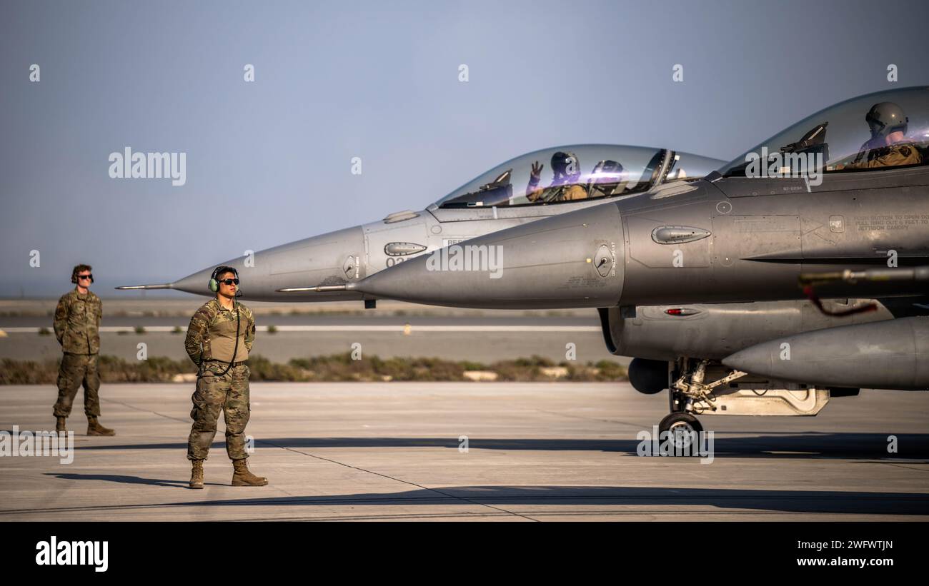 Die Besatzungsoberhäupter der US Air Force bereiten sich darauf vor, zwei US-F-16-Kampffalken während der Übung Ballast Cannon 24.3, an einem unbekannten Ort innerhalb des Verantwortungsbereichs des US-Zentralkommandos, am 8. Januar 2024, abzufeuern. Ballast Cannon tritt fast vierteljährlich mit der Royal Bahraini Air Force auf, um die schnellen Expeditionsfähigkeiten der U.S. Air Force durch die Integration von Agile Combat Employment Objectives für F-16 Fighting Falcon, KC-135 Stratotanker und operatives Hilfspersonal zu unterstützen. Stockfoto