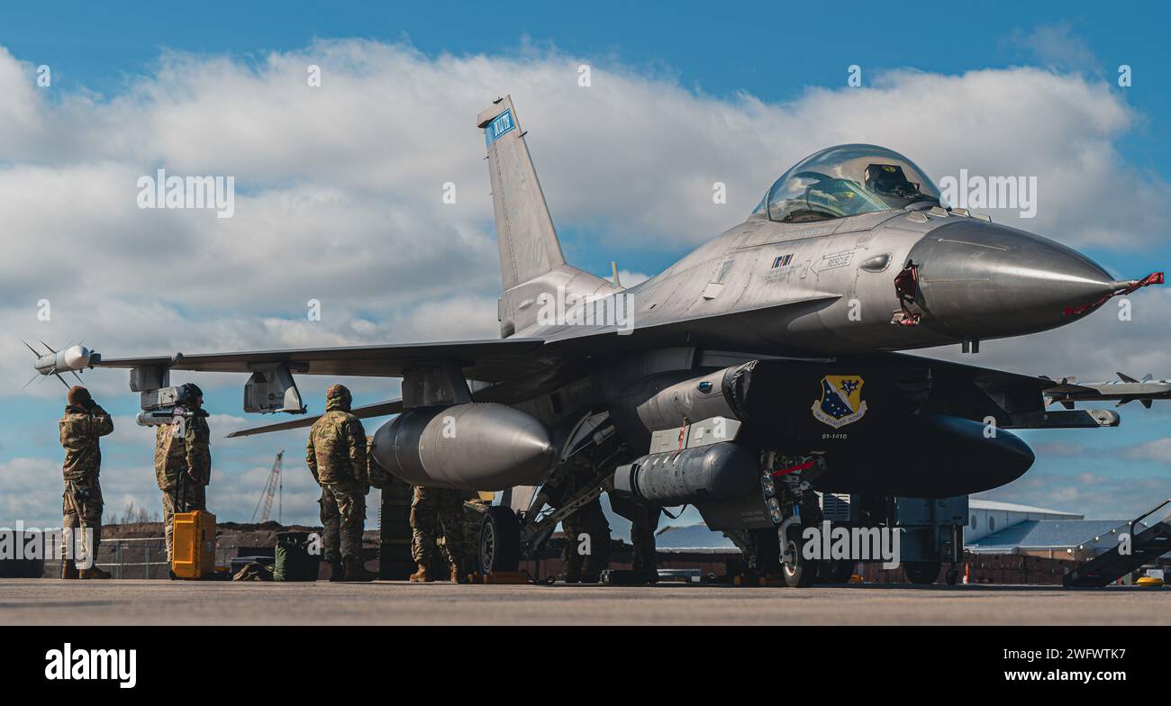 Ein F-16 Fighting Falcon, der dem 148th Fighter Wing, Minnesota Air National Guard zugewiesen ist, wird während des Weapons Systems Evaluation Program-East 24,04 auf der Tyndall Air Force Base, Florida, am 16. Januar 2024 gestartet. WSEPs sind formelle, zweiwöchige Evaluierungsübungen, die dazu dienen, die Fähigkeiten eines Geschwaders zur Durchführung von Waffensystemen mit lebendem Feuer während von Luft-Luft-Kampfflugübungen zu testen. Stockfoto