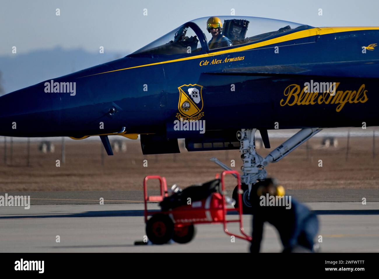 Cmdr. Alex Armatas, Kommandant und Flugführer der US Navy Flight Demonstration Squadron, die Blue Angels, kehrt von einem Trainingsflug über die Naval Air Facility (NAF) El Centro zurück. Die Blue Angels führen derzeit Wintertrainings im NAF El Centro, Kalifornien, durch, um die kommende Flugschau-Saison 2024 vorzubereiten. Stockfoto