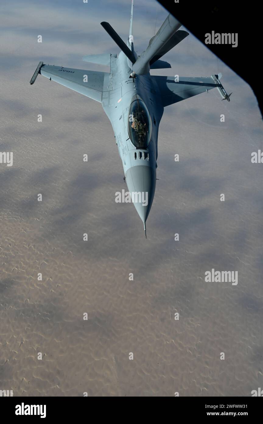 Ein F-16 Fighting Falcon der Royal Bahraini Air Force erhält Treibstoff von einem Stratotanker der U.S. Air Force KC-135 während der Übung Ballast Cannon 24,3 an einem nicht offengelegten Ort innerhalb des US Central Command Area of Responsibility, 7. Januar 2024. BallastCannon ist eine routinemäßige bilaterale Übung, die fast vierteljährlich mit der Royal Bahraini Air Force stattfindet, die sich auf die Stärkung der Bande zwischen den Koalitionstruppen und den Aufbau einer Grundlage für zukünftige Engagements zur Unterstützung der gemeinsamen Verteidigung der Arabischen Halbinsel konzentriert. Stockfoto