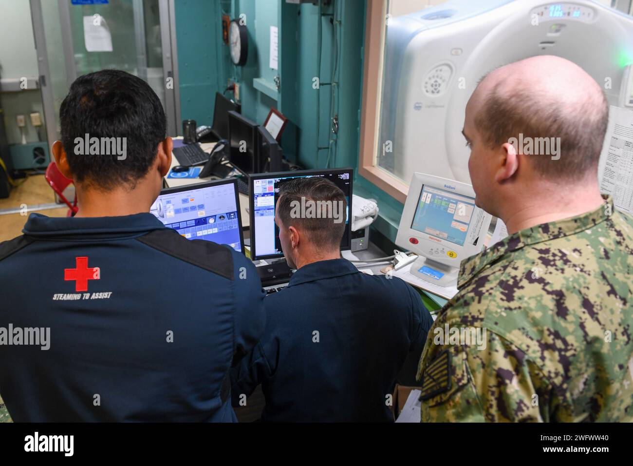 Seeleute der US Navy führen einen CT-Scan an einem lokalen Patienten an Bord des Krankenhausschiffs USNS Mercy (T-AH 19) durch, das vor Chuuk, Föderierte Staaten von Mikronesien, ankerte, als Teil der Pacific Partnership 2024-1, 16. Januar 2024. Die Pazifikpartnerschaft, die sich jetzt in ihrer 19. Auflage befindet, ist die größte multinationale humanitäre Hilfe- und Katastrophenvorsorgemission im Indopazifik und arbeitet an der Verbesserung der regionalen Interoperabilität und der Fähigkeit zur Katastrophenbewältigung, der Erhöhung der Sicherheitsstabilität in der Region und der Pflege neuer und dauerhafter Freundschaften. Stockfoto