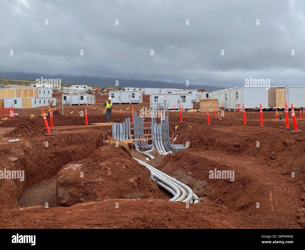 Das U.S. Army Corps of Engineers arbeitet im Rahmen der Hawaii Wildfire Recovery Mission weiter an der kritischen öffentlichen Einrichtung. Die Auftragnehmer werden 337 modulare Einheiten in zehn großen und 20 kleinen Klassenzimmern aufstellen. Neben den Klassenzimmern wird der Campus drei Toiletten, ein Verwaltungsgebäude, ein Lernzentrum und ein kombiniertes Restaurant- und Gastronomiezentrum umfassen. Seit dem 8. Januar 2024 sind 300 Einheiten vor Ort und bereit für die Platzierung. Die modulare Schule ist ein vorübergehender Ersatz für die King Kamehameha III Elementary School, die seit 1913 den Schülern von Lahaina diente. Stockfoto