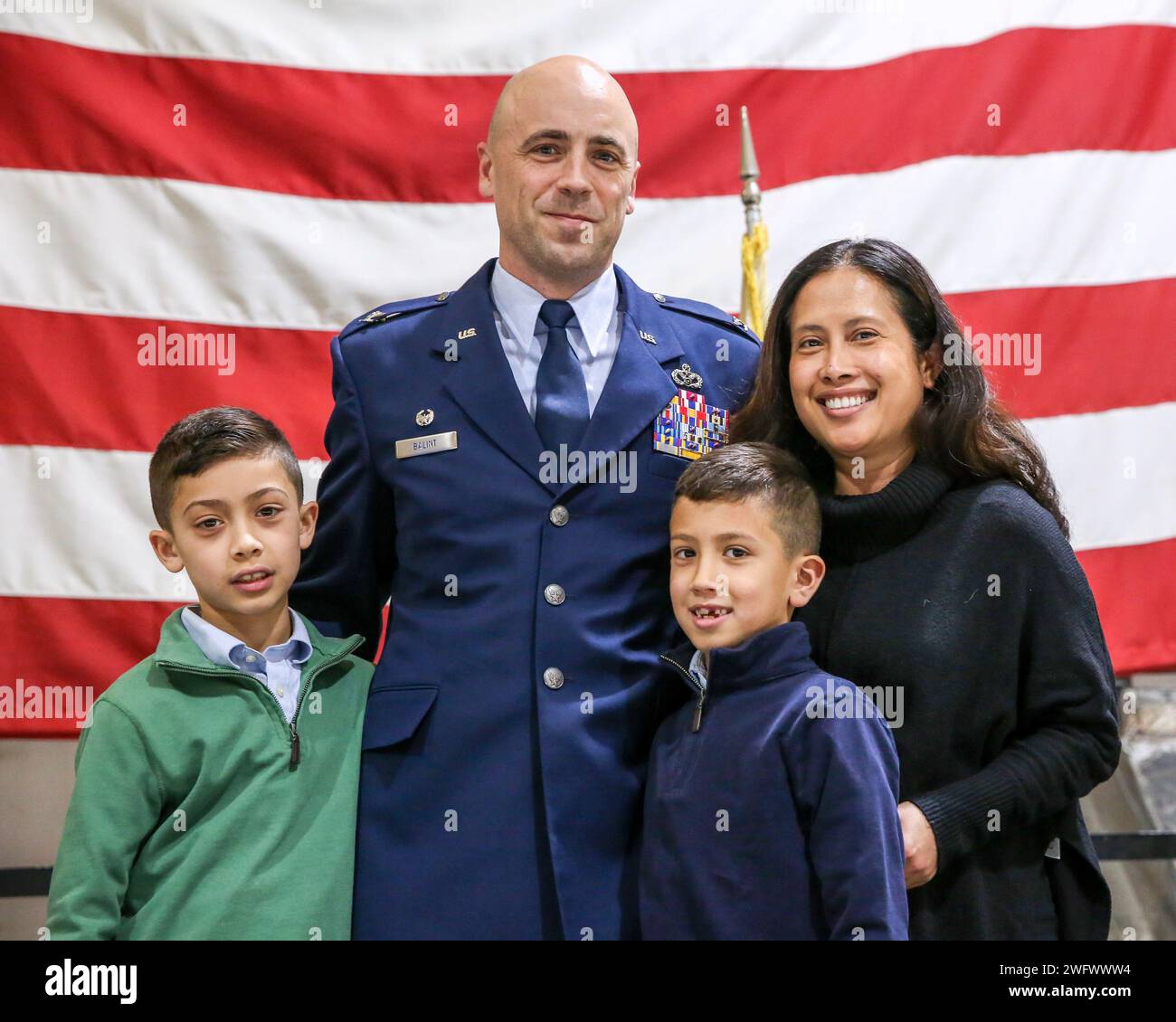 Eric A. Balint, Kommandeur der 177th Mission Support Group, posiert für ein Foto mit seiner Familie im 177th Fighter Wing, Egg Harbor Township, New Jersey, 7. Januar 2024. Balint wurde zum Colonel befördert, dem höchsten Rang eines Offiziers der Feldklasse. Stockfoto